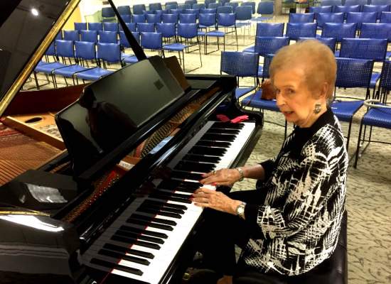 Elisabeth Lahti at piano 2